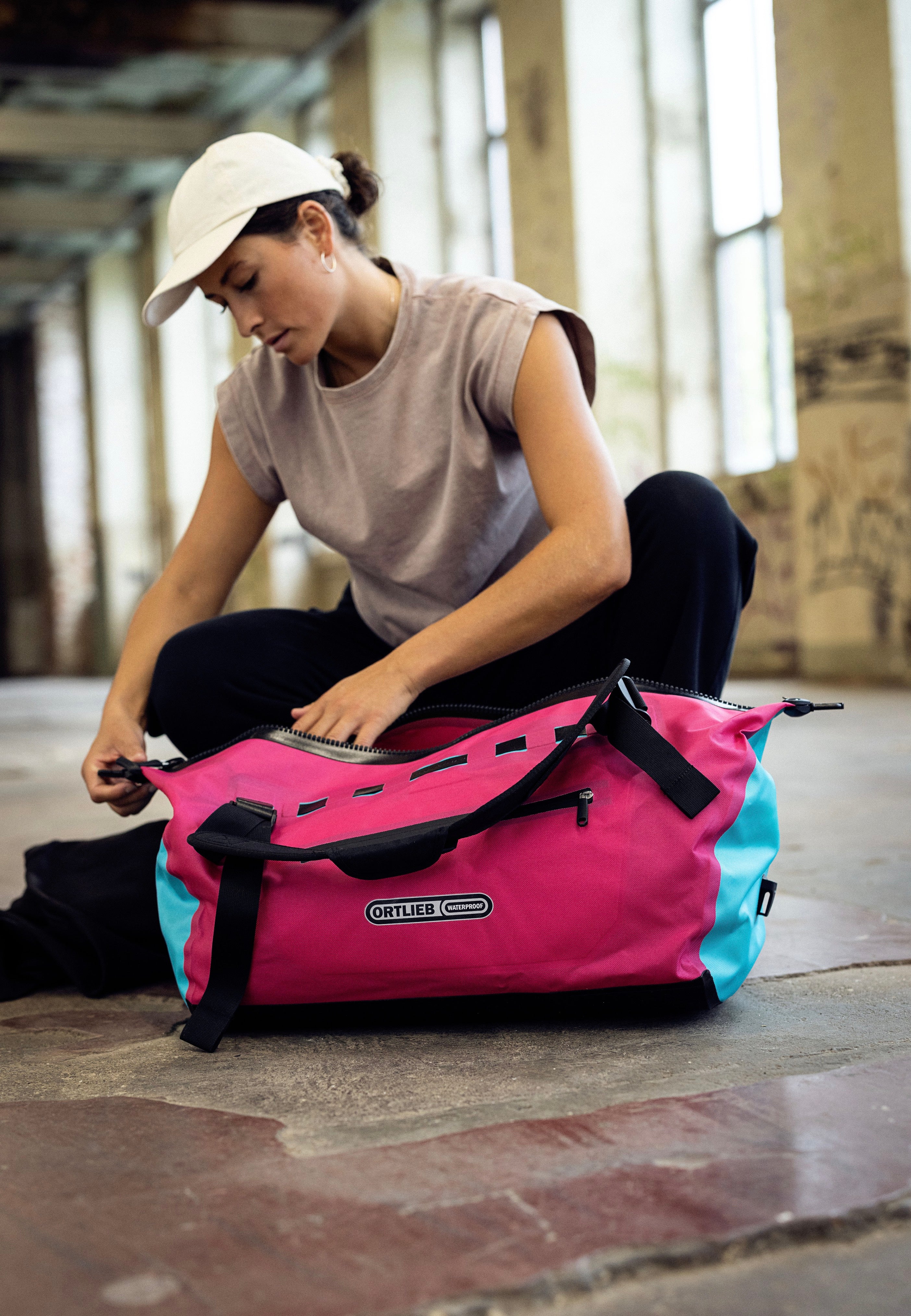 ORTLIEB - Duffle Lite Cyber 40L Cyber Pink/Blue - Dufflebag | Neutral-Image