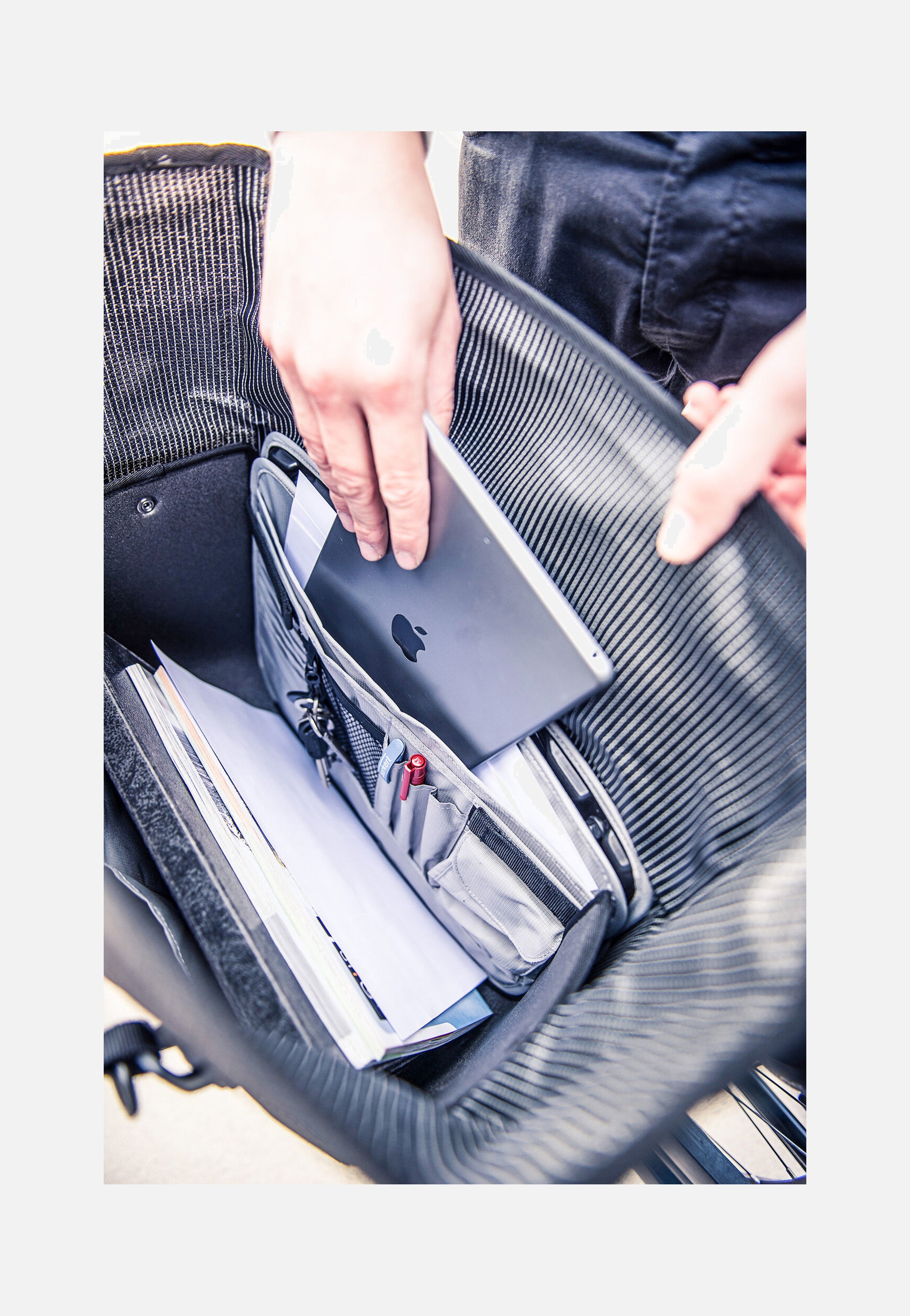 ORTLIEB - Office-Bag 21 High Visibility QL3.1 Black Reflective - Bike Bag | Neutral-Image