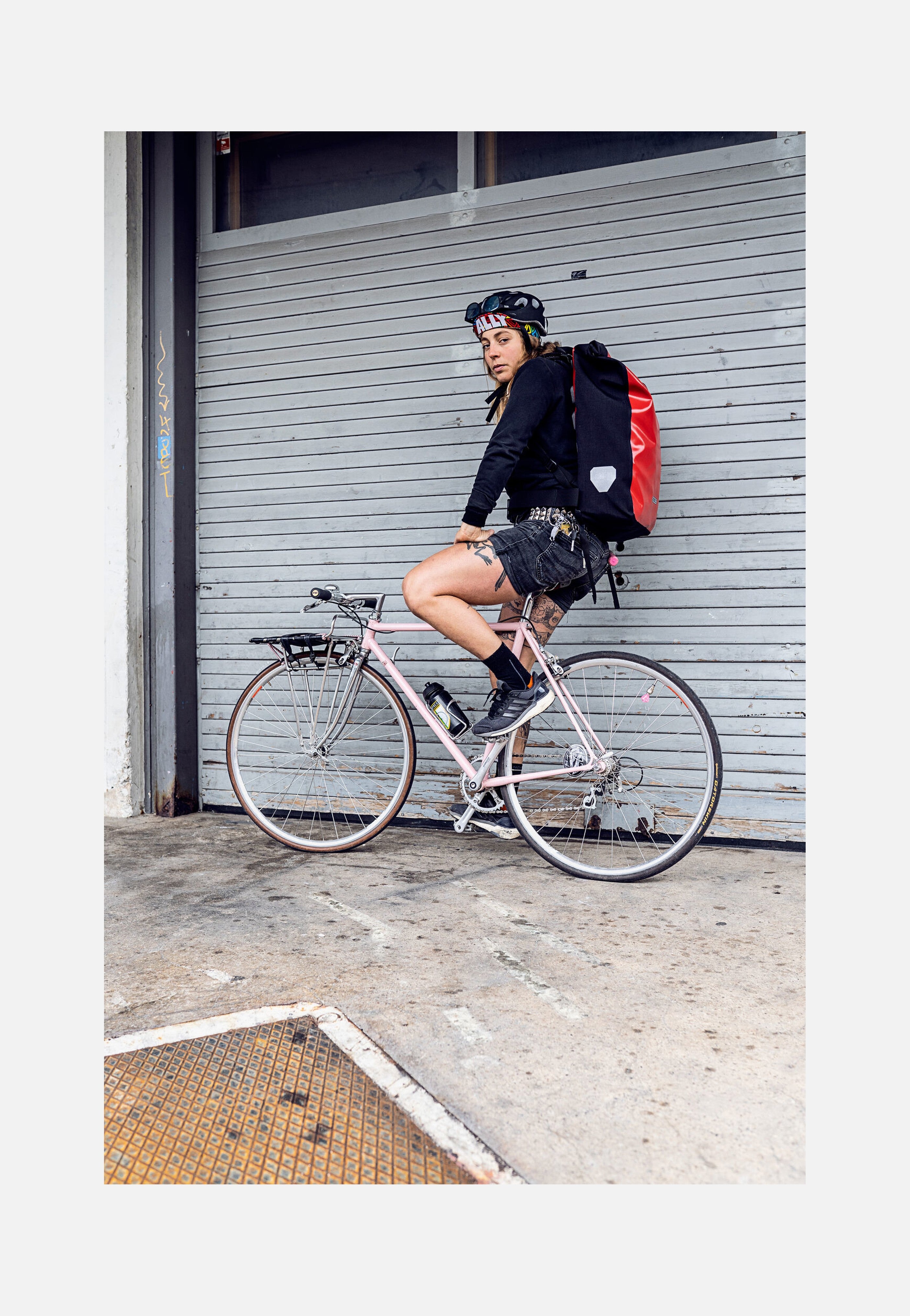 ORTLIEB - Messenger-Bag Rot Schwarz - Rolltop Backpack | Neutral-Image