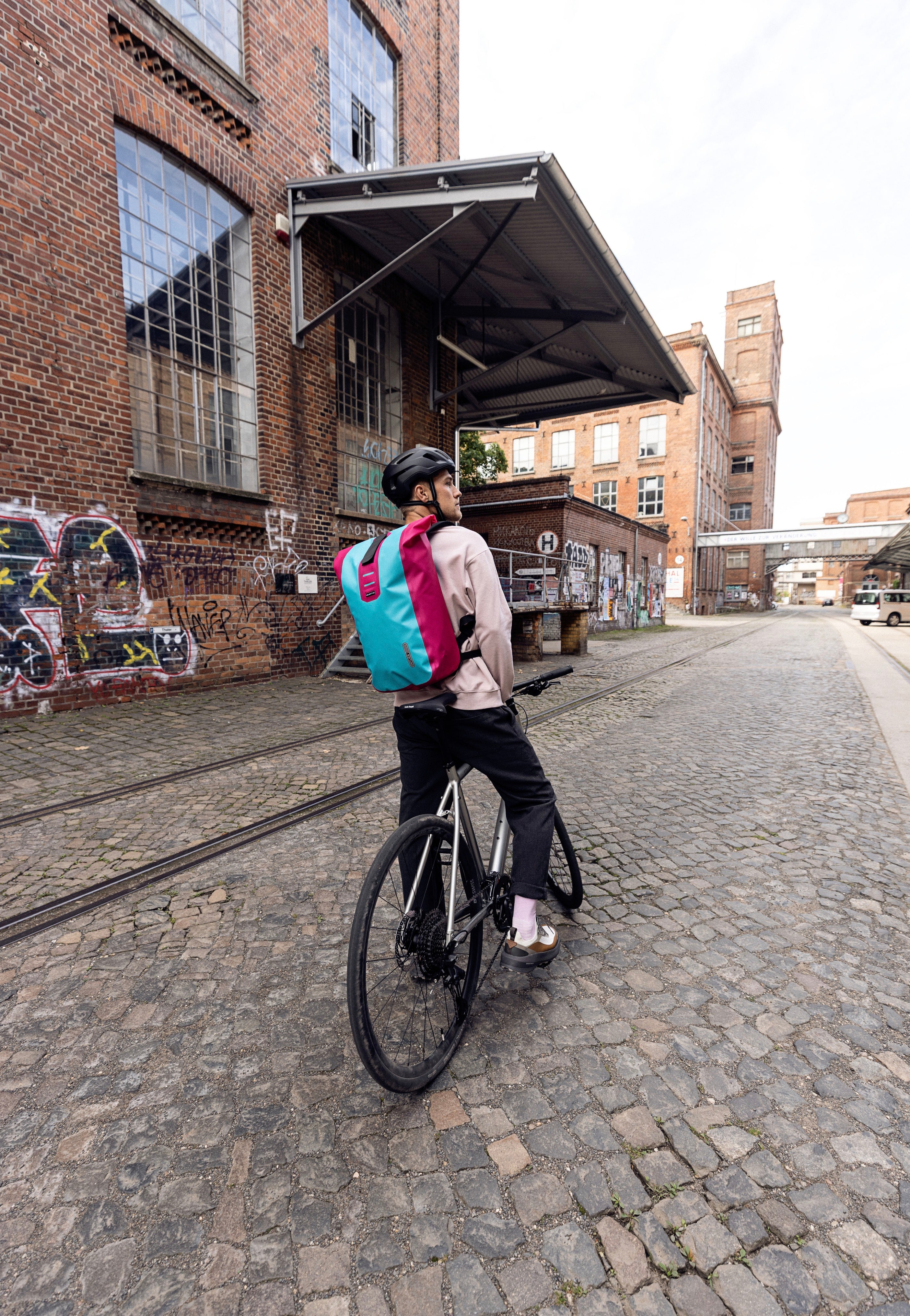 ORTLIEB Velocity Lite Cyber 23L Cyber Blue/Pink Travel Backpack